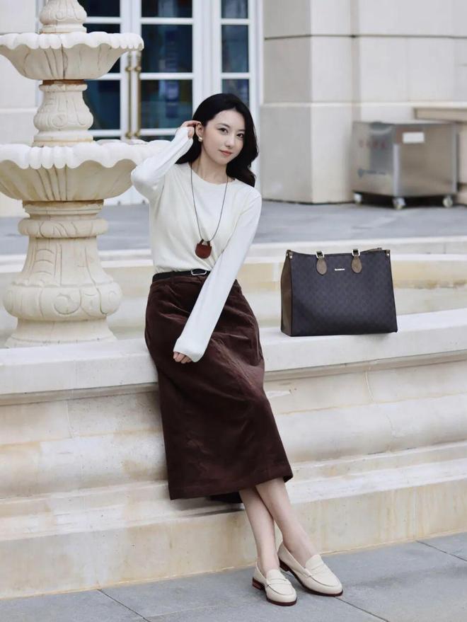 ！这3双怎么搭配都好看！“薄底鞋”今年秋天太火了(图2)