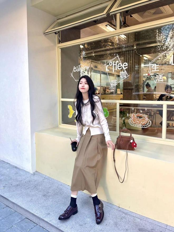 ！这3双怎么搭配都好看！“薄底鞋”今年秋天太火了(图5)