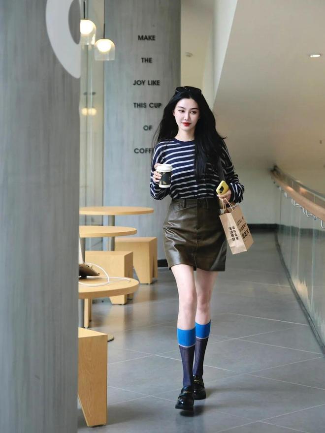 ！这3双怎么搭配都好看！“薄底鞋”今年秋天太火了(图7)