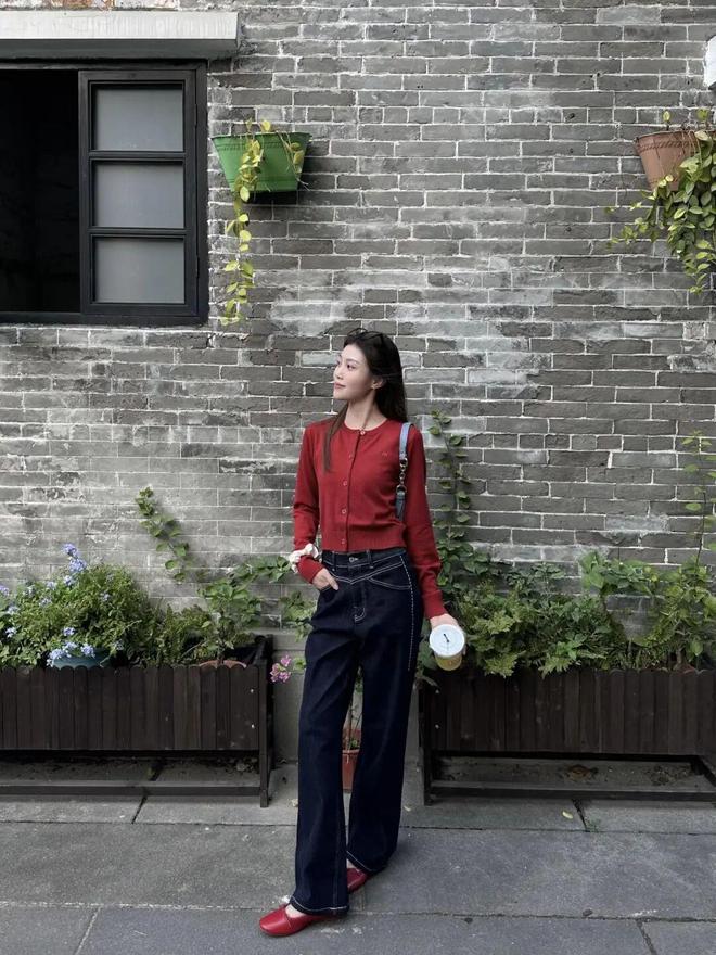 ！这3双怎么搭配都好看！“薄底鞋”今年秋天太火了(图6)